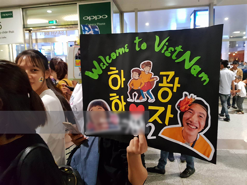 Nóng: Lee Kwang Soo xuất hiện chớp nhoáng trong sự chào đón cực sung của hàng ngàn fan Việt tại Nội Bài